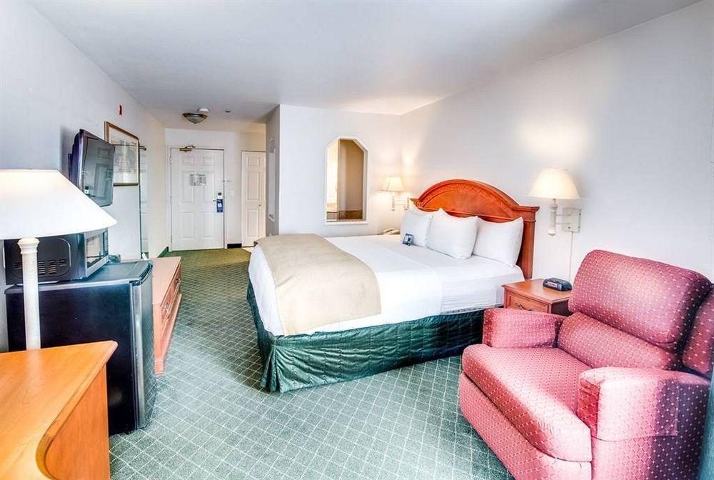 Baymont Inn & Suites By Wyndham Bellingham Exterior photo